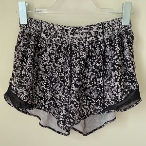 Lululemon Hotty Hot Low-Rise Lined Short 4”